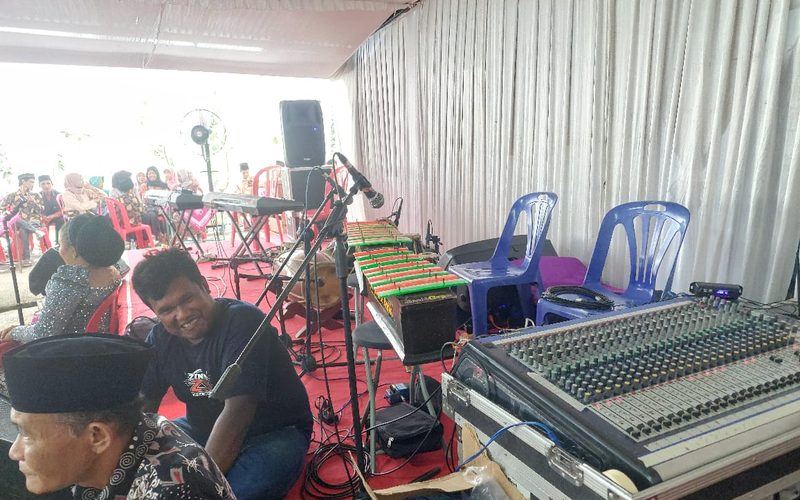 Operator sound system saat acara di Jogja